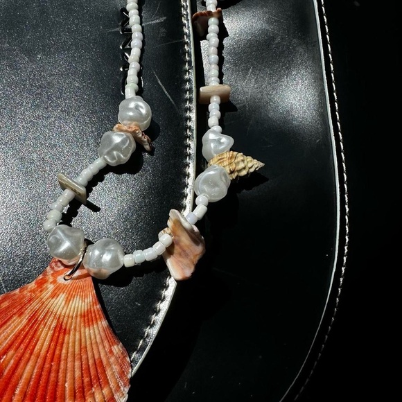 VINTAGE Dainty Beaded Shell Necklace-22"~ SO PRETTY! Boho Pendant Necklace - Picture 3 of 6